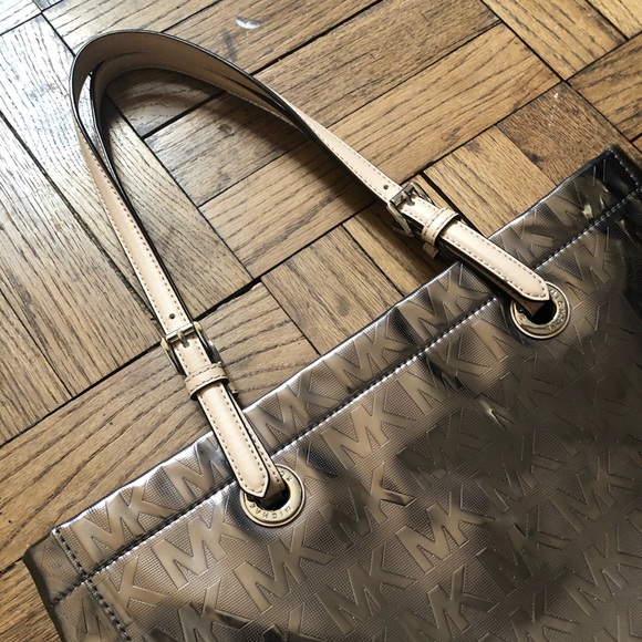 SOLD 🛑 MICHAEL KORS METALLIC JET SET TOTE - Picture 2 of 3